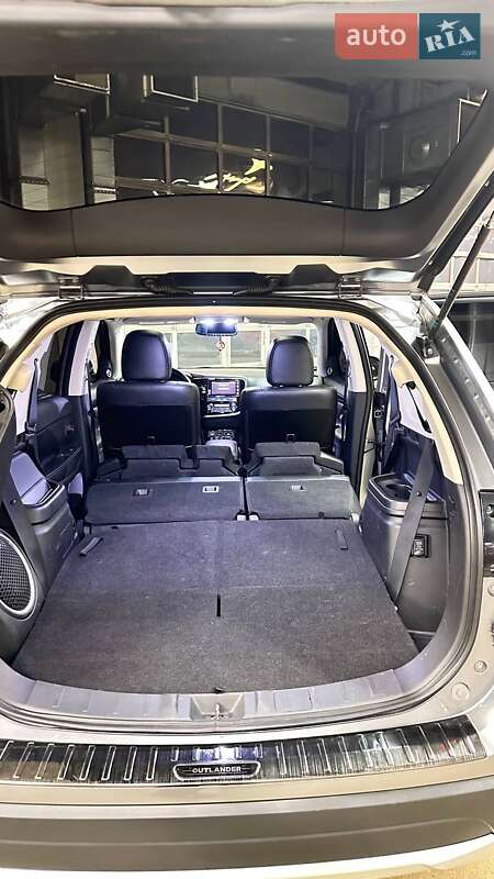 Внедорожник / Кроссовер Mitsubishi Outlander 2016 в Киеве