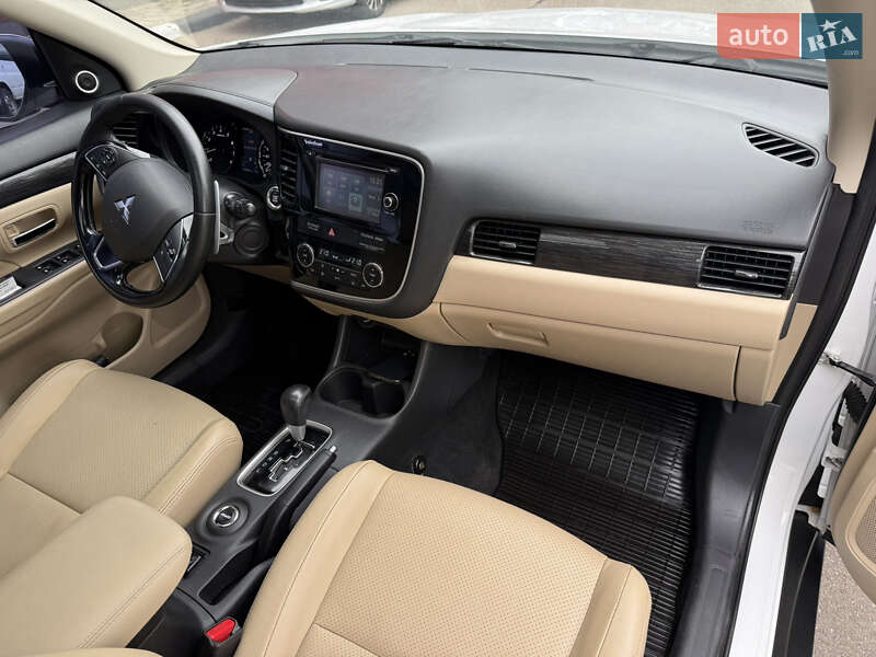 Внедорожник / Кроссовер Mitsubishi Outlander 2015 в Киеве