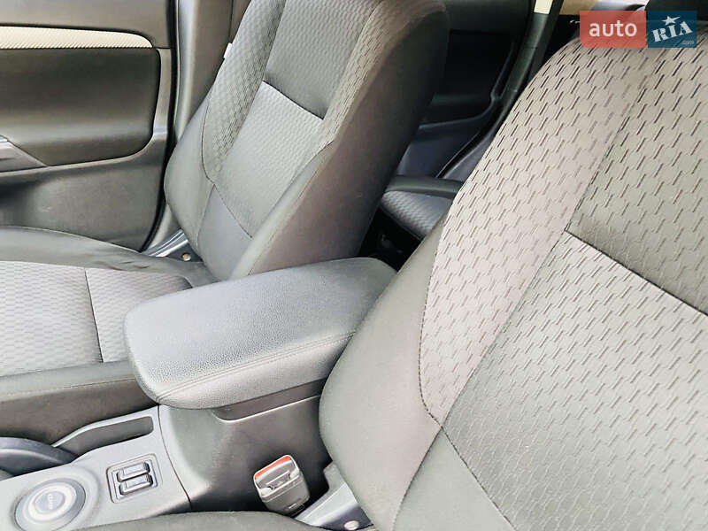 Позашляховик / Кросовер Mitsubishi Outlander 2012 в Харкові