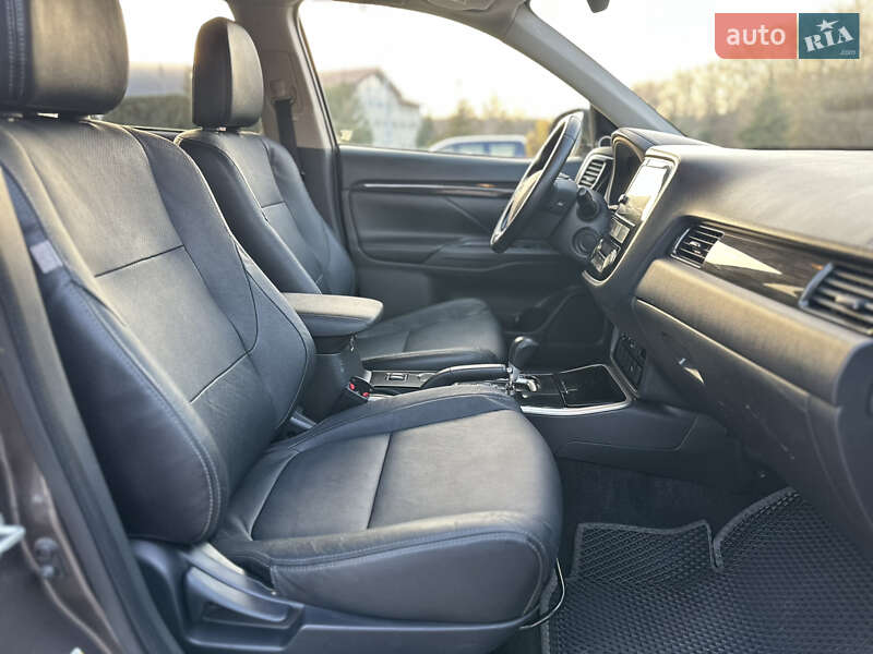 Позашляховик / Кросовер Mitsubishi Outlander 2017 в Дніпрі фото 23 Позашляховик / Кросовер Mitsubishi Outlander 2017 в Дніпрі