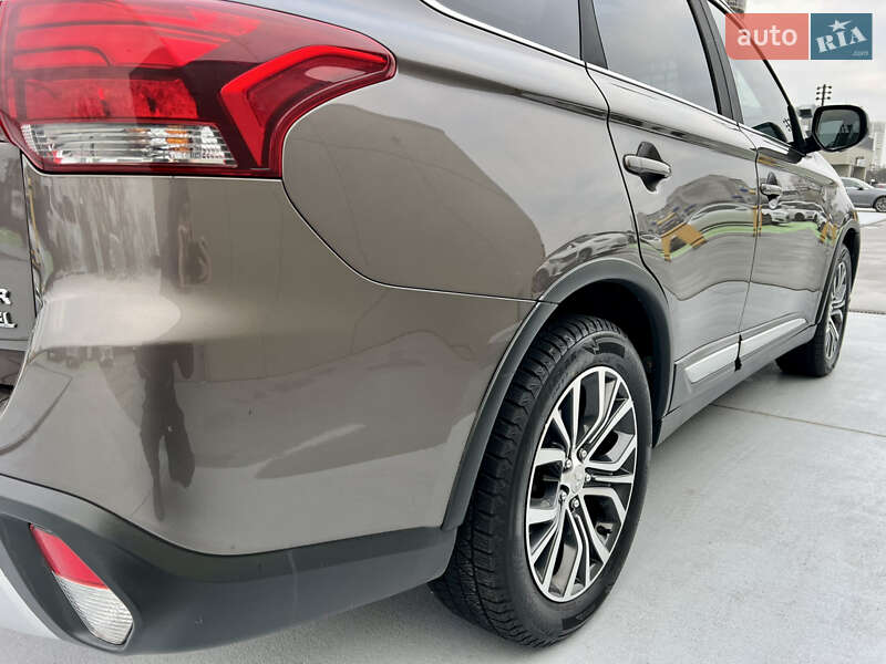 Внедорожник / Кроссовер Mitsubishi Outlander 2018 в Киеве