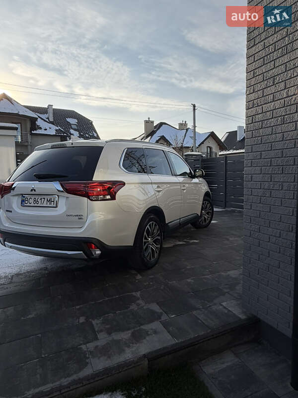 Позашляховик / Кросовер Mitsubishi Outlander 2018 в Новояворівську