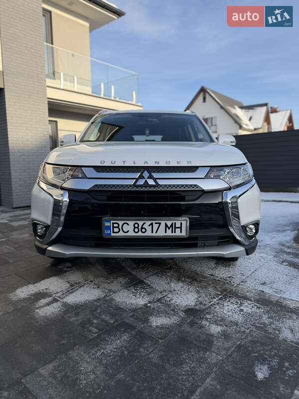 Позашляховик / Кросовер Mitsubishi Outlander 2018 в Новояворівську