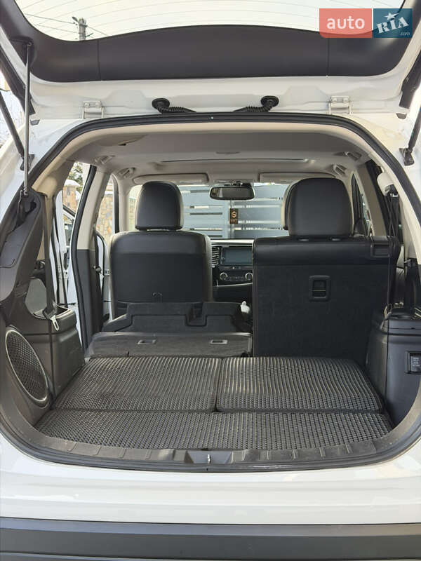 Позашляховик / Кросовер Mitsubishi Outlander 2018 в Новояворівську