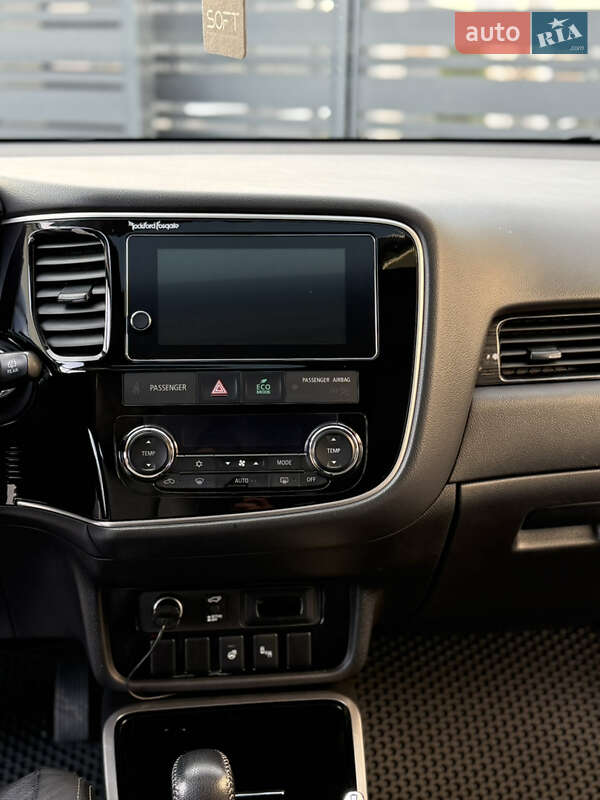 Позашляховик / Кросовер Mitsubishi Outlander 2018 в Новояворівську