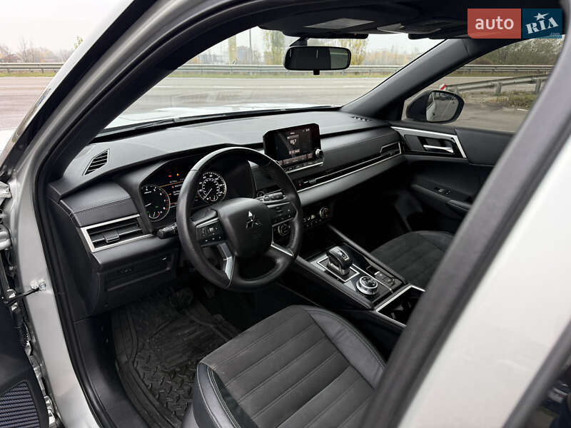 Позашляховик / Кросовер Mitsubishi Outlander 2022 в Києві