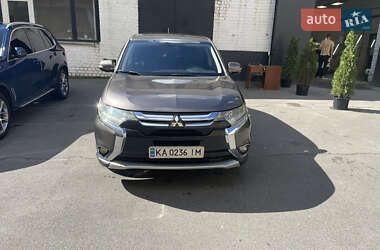 Внедорожник / Кроссовер Mitsubishi Outlander 2016 в Киеве