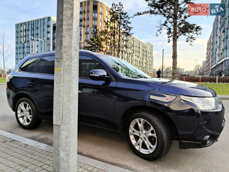 Внедорожник / Кроссовер Mitsubishi Outlander 2013 в Киеве