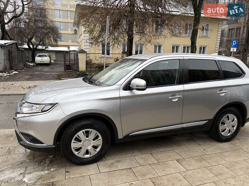 Внедорожник / Кроссовер Mitsubishi Outlander 2021 в Киеве