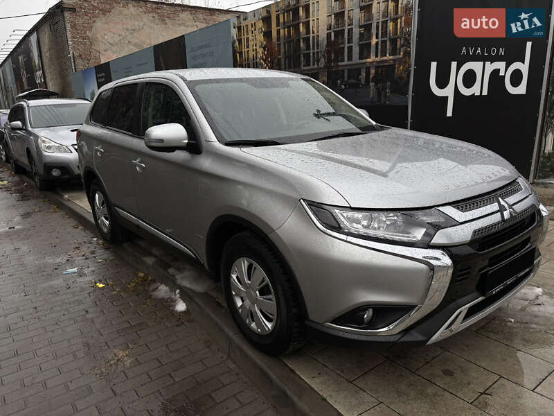 Внедорожник / Кроссовер Mitsubishi Outlander 2021 в Киеве