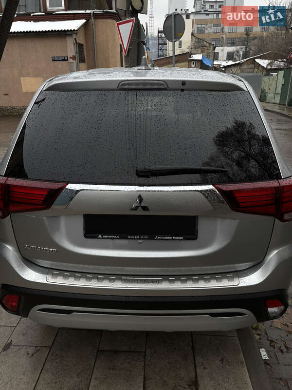 Внедорожник / Кроссовер Mitsubishi Outlander 2021 в Киеве