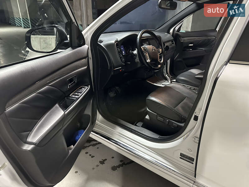 Внедорожник / Кроссовер Mitsubishi Outlander 2019 в Львове