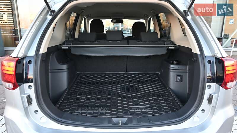 Позашляховик / Кросовер Mitsubishi Outlander 2019 в Києві