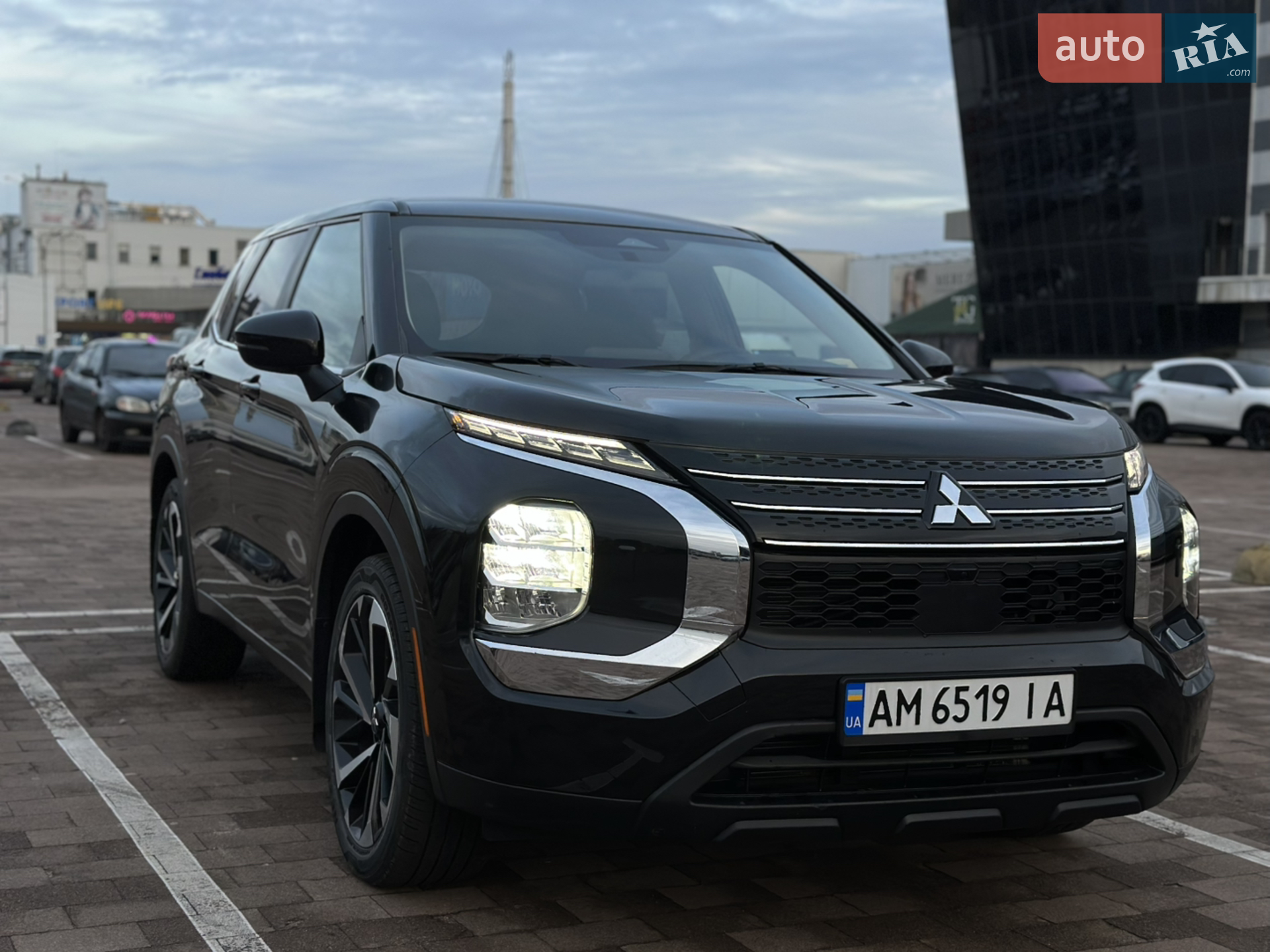 2022 Mitsubishi Outlander - фото 1