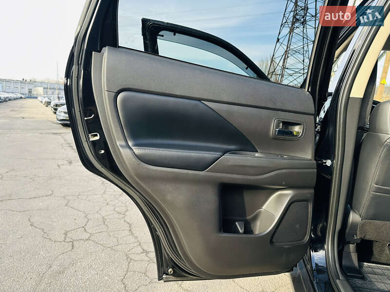 Внедорожник / Кроссовер Mitsubishi Outlander 2023 в Харькове