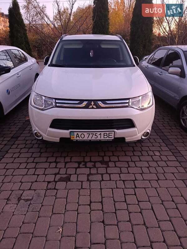 Позашляховик / Кросовер Mitsubishi Outlander 2013 в Ужгороді фото 5 Позашляховик / Кросовер Mitsubishi Outlander 2013 в Ужгороді