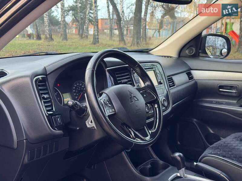 Внедорожник / Кроссовер Mitsubishi Outlander 2016 в Ахтырке фото 25 Внедорожник / Кроссовер Mitsubishi Outlander 2016 в Ахтырке