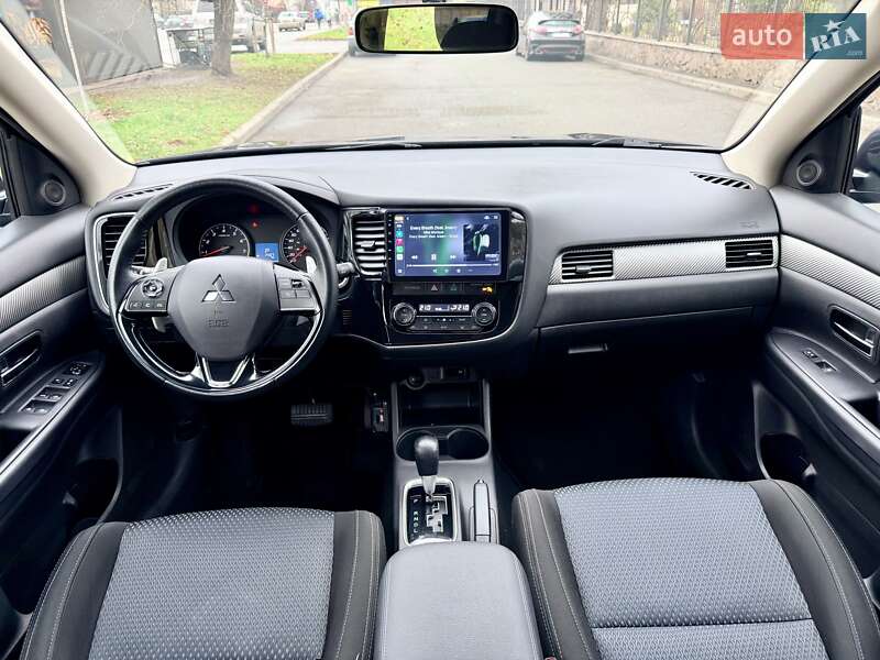 Внедорожник / Кроссовер Mitsubishi Outlander 2016 в Киеве