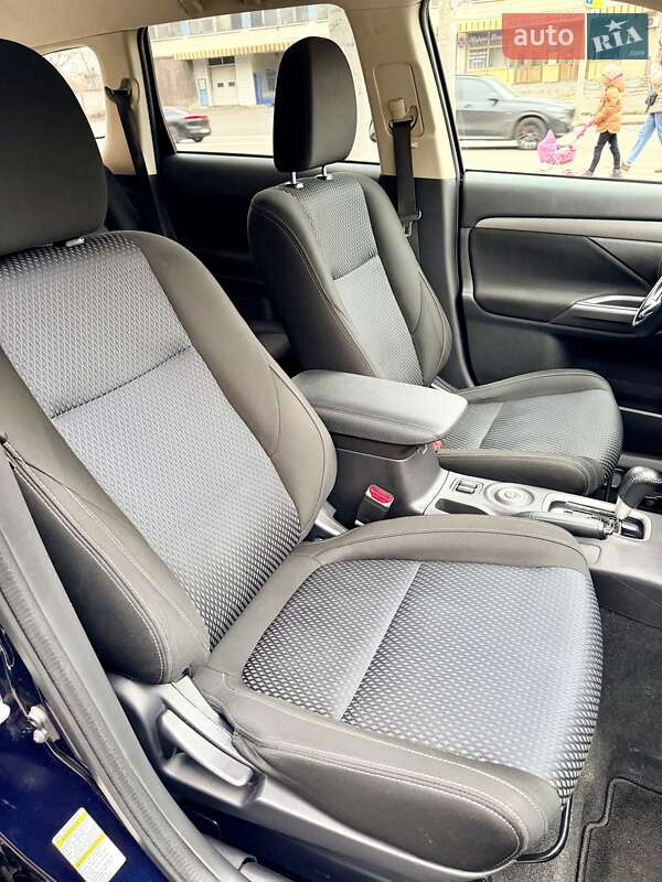 Внедорожник / Кроссовер Mitsubishi Outlander 2016 в Киеве