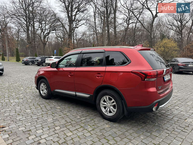 Внедорожник / Кроссовер Mitsubishi Outlander 2016 в Киеве