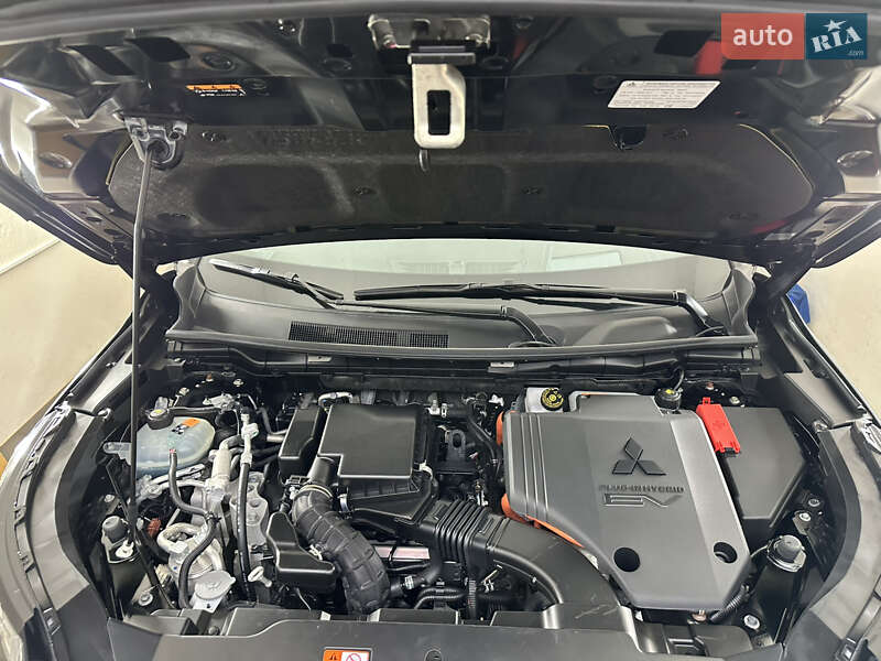 Позашляховик / Кросовер Mitsubishi Outlander 2024 в Львові