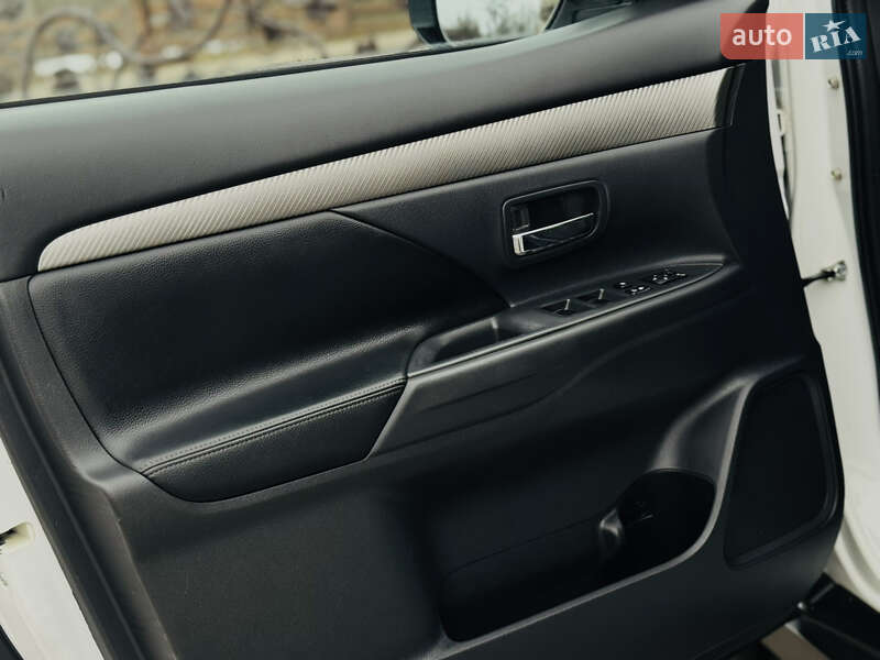 Позашляховик / Кросовер Mitsubishi Outlander 2015 в Дрогобичі