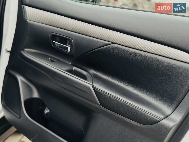 Позашляховик / Кросовер Mitsubishi Outlander 2015 в Дрогобичі