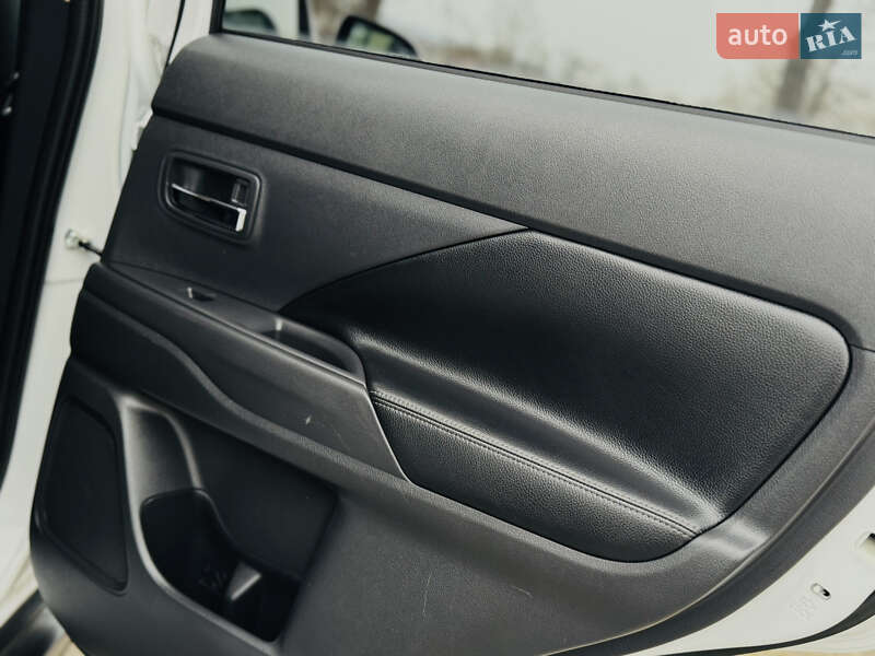 Позашляховик / Кросовер Mitsubishi Outlander 2015 в Дрогобичі