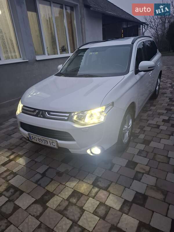 Позашляховик / Кросовер Mitsubishi Outlander 2012 в Ужгороді