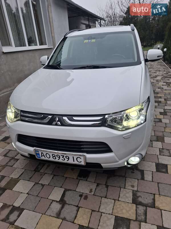 Позашляховик / Кросовер Mitsubishi Outlander 2012 в Ужгороді