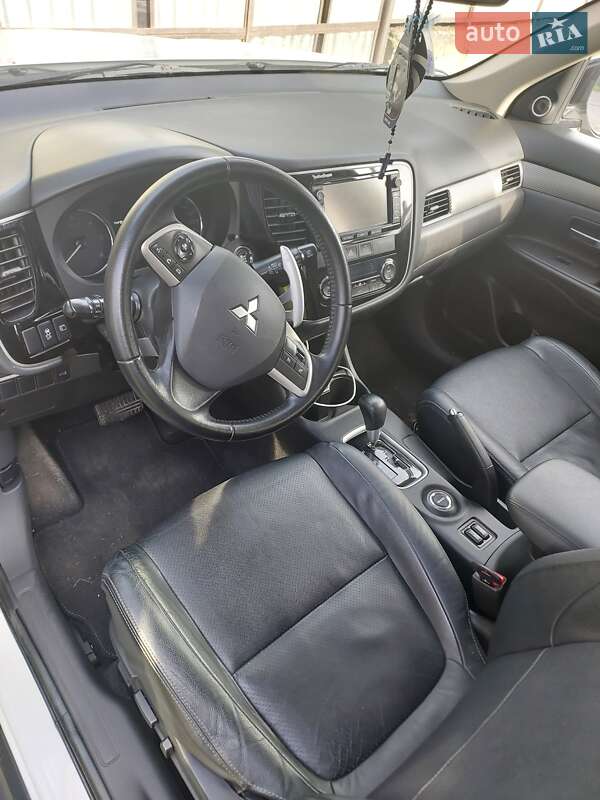 Позашляховик / Кросовер Mitsubishi Outlander 2012 в Ужгороді