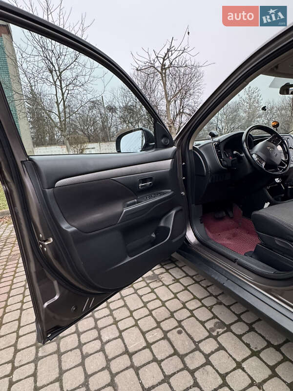 Позашляховик / Кросовер Mitsubishi Outlander 2016 в Івано-Франківську фото 28 Позашляховик / Кросовер Mitsubishi Outlander 2016 в Івано-Франківську