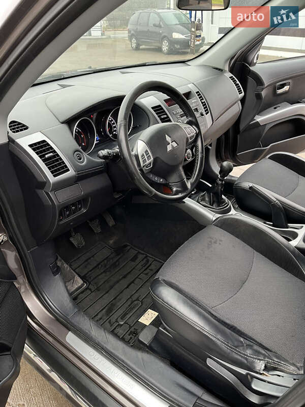 Внедорожник / Кроссовер Mitsubishi Outlander 2010 в Вараше фото 21 Внедорожник / Кроссовер Mitsubishi Outlander 2010 в Вараше