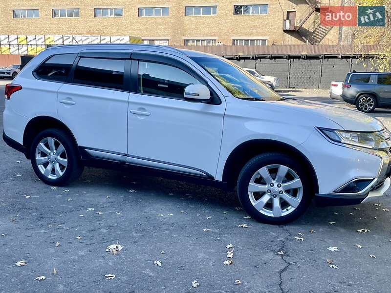 Позашляховик / Кросовер Mitsubishi Outlander 2015 в Києві