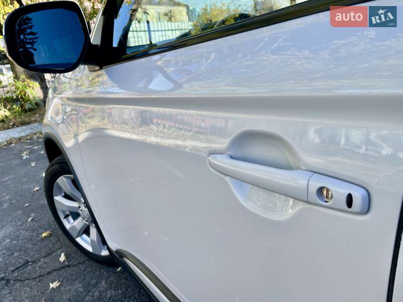 Позашляховик / Кросовер Mitsubishi Outlander 2015 в Києві