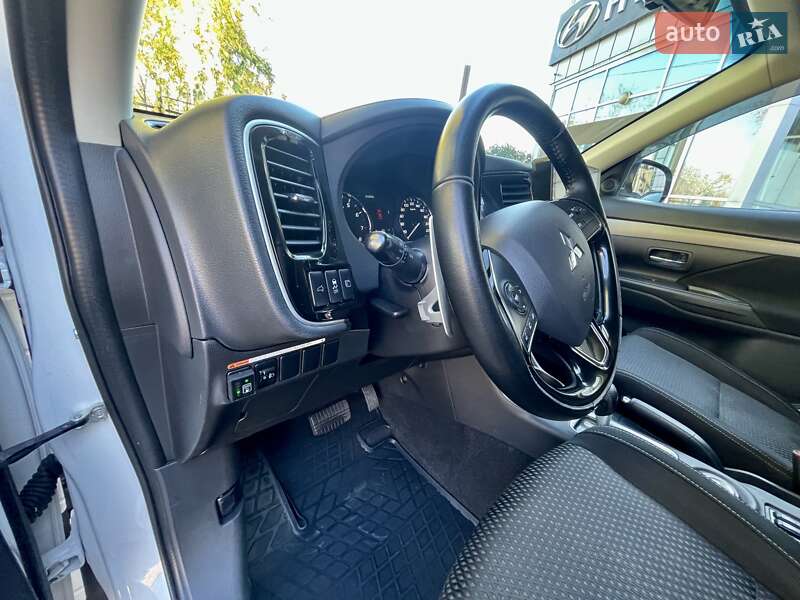 Позашляховик / Кросовер Mitsubishi Outlander 2015 в Києві