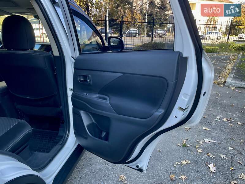 Позашляховик / Кросовер Mitsubishi Outlander 2015 в Києві