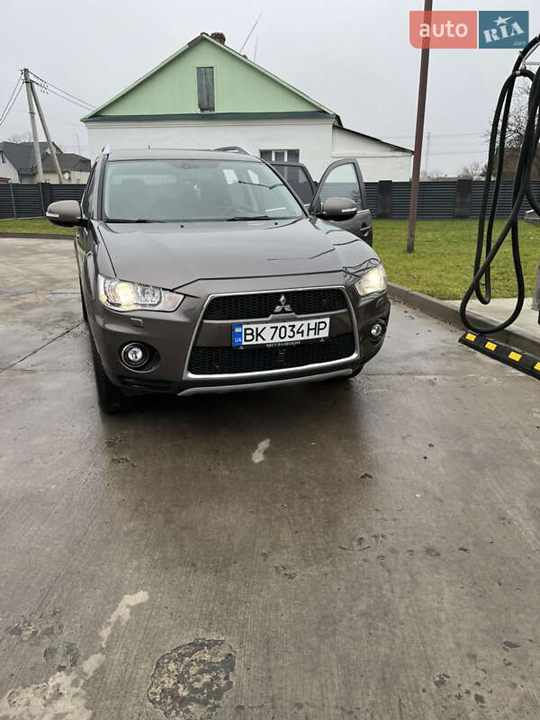 Внедорожник / Кроссовер Mitsubishi Outlander 2010 в Вараше фото 3 Внедорожник / Кроссовер Mitsubishi Outlander 2010 в Вараше