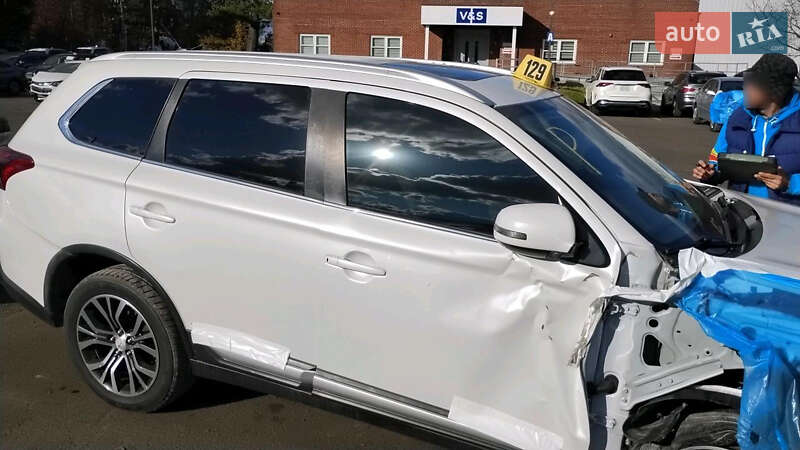 Позашляховик / Кросовер Mitsubishi Outlander 2016 в Звенигородці