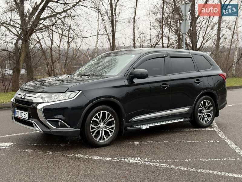 Внедорожник / Кроссовер Mitsubishi Outlander 2017 в Киеве