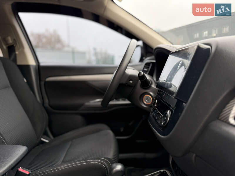 Внедорожник / Кроссовер Mitsubishi Outlander 2017 в Киеве