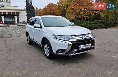 Позашляховик / Кросовер Mitsubishi Outlander 2020 в Києві