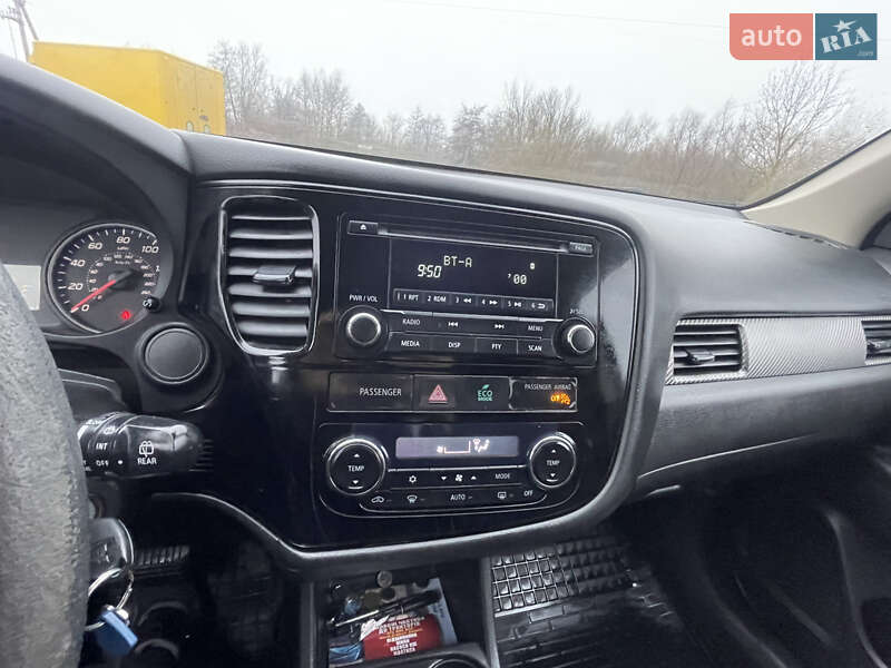 Позашляховик / Кросовер Mitsubishi Outlander 2014 в Чернівцях