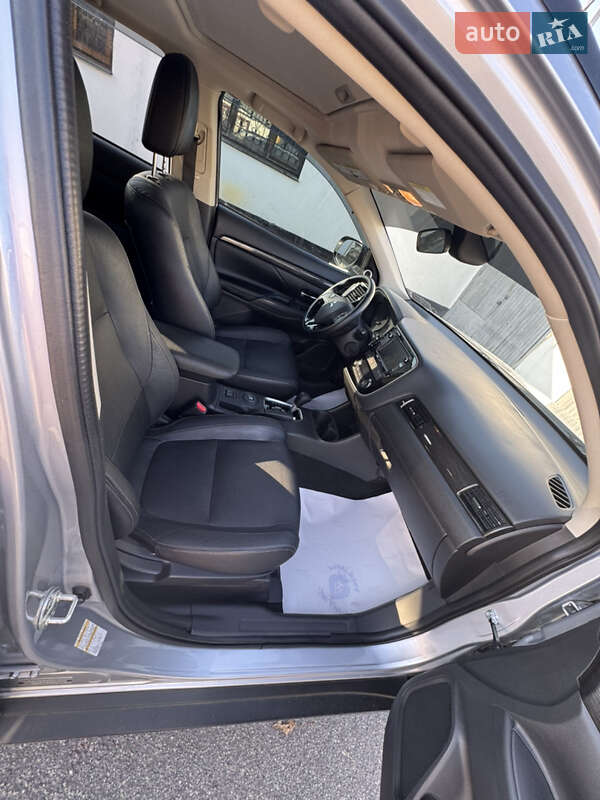 Позашляховик / Кросовер Mitsubishi Outlander 2016 в Києві