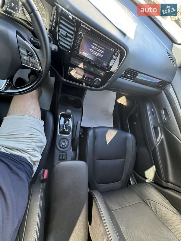 Позашляховик / Кросовер Mitsubishi Outlander 2016 в Києві