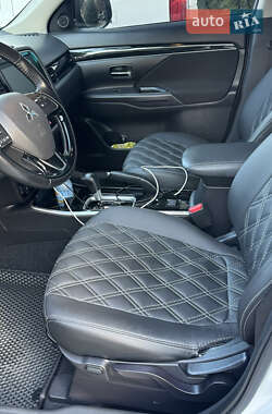 Позашляховик / Кросовер Mitsubishi Outlander 2021 в Києві