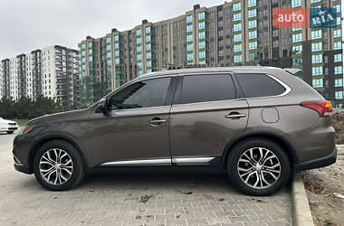 Внедорожник / Кроссовер Mitsubishi Outlander 2016 в Киеве