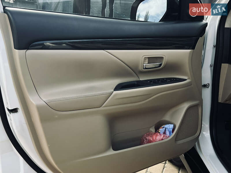 Внедорожник / Кроссовер Mitsubishi Outlander 2015 в Одессе фото 32 Внедорожник / Кроссовер Mitsubishi Outlander 2015 в Одессе