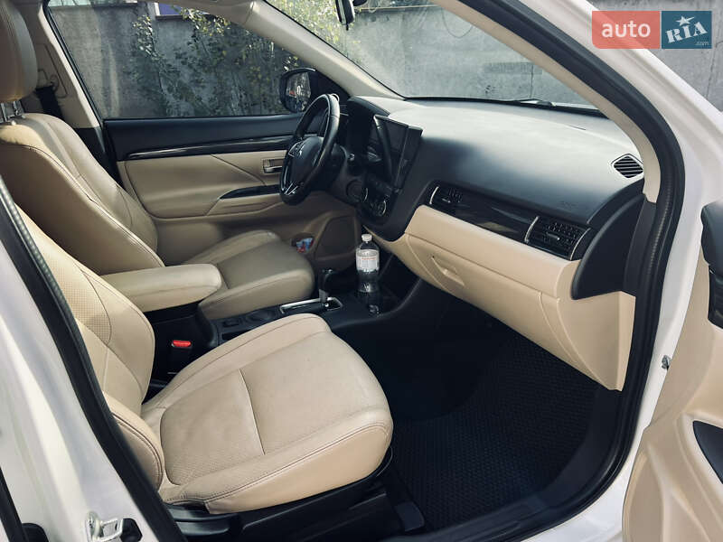 Внедорожник / Кроссовер Mitsubishi Outlander 2015 в Одессе фото 36 Внедорожник / Кроссовер Mitsubishi Outlander 2015 в Одессе