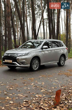 Позашляховик / Кросовер Mitsubishi Outlander 2020 в Києві